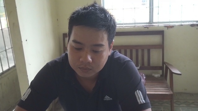Choi game truoc cua nha tro bi ke dao vao co cuop dien thoai hinh anh
