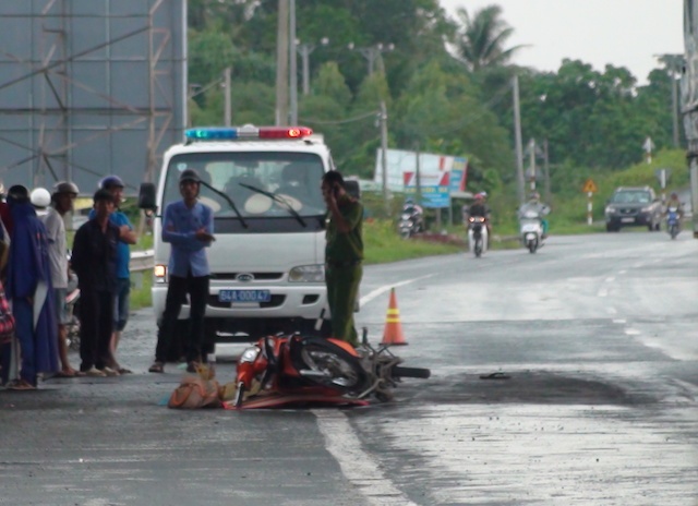 Xe dau keo roi thanh sat, nguoi di duong tong trung tu vong hinh anh