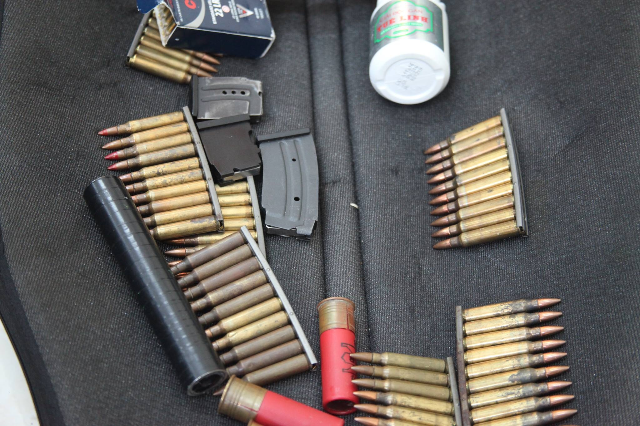 Chu doanh nghiep tang tru 28 khau sung, 2.000 vien dan hinh anh