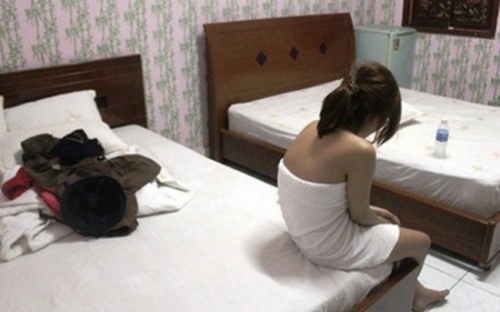 Nu tiep vien quan ca phe ga khach mua dam gia 200.000 dong hinh anh