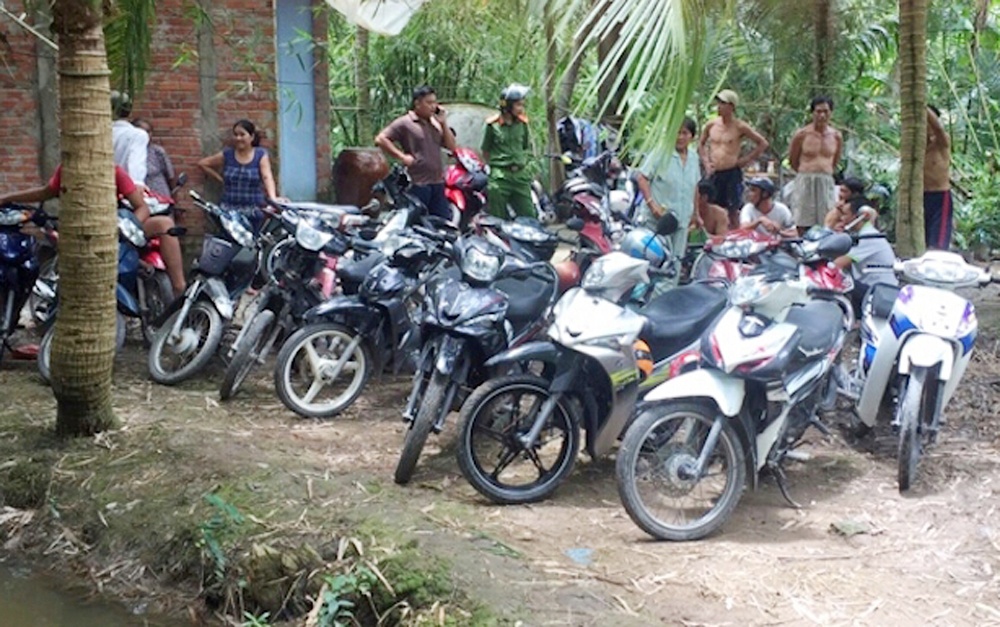 Cảnh sát đột kích trường gà ảnh 1 Canh sat dot kich truong ga anh 1