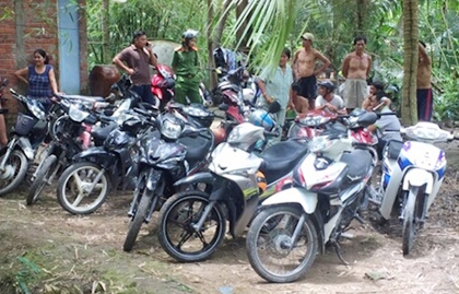 Hang chuc nguoi da ga bo chay khi thay canh sat trong ngay le hinh anh