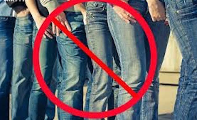 Can Tho cam cong chuc mac quan jean, ao thun tai cong so hinh anh