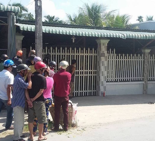 Vo chet trong phong ngu, chong treo co ben hien nha hinh anh