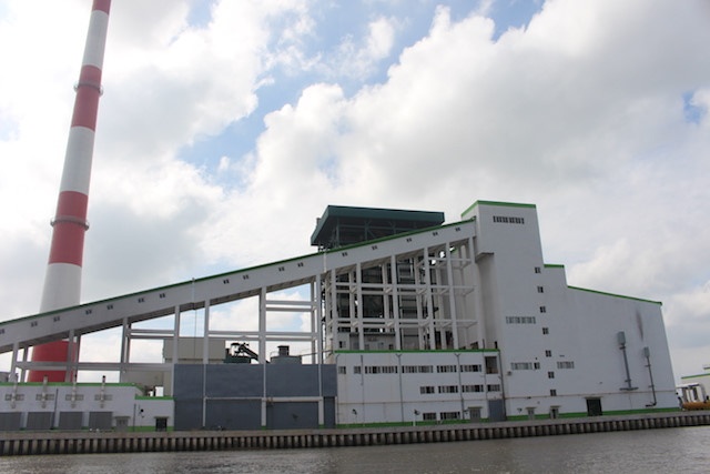 Nguoi dan than troi khi phai ngui mui hoi phat ra tu nha may giay hinh anh