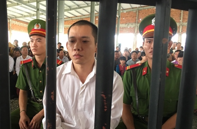 Ky su cam sung cuop ngan hang hau toa voi khung an tu hinh hinh anh