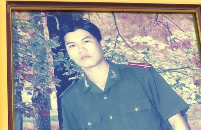 Tu xung thuong uy canh sat de 'loe' nu cong nhan hinh anh