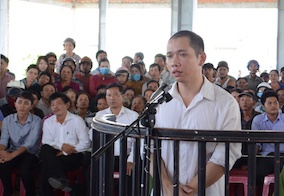 Ky su cam sung cuop ngan hang thoat an tu hinh anh