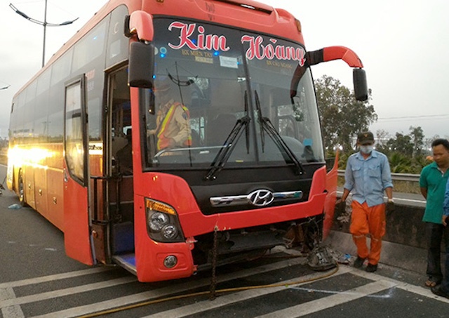 Va cham voi oto khach, 2 nguoi di xe may tu vong hinh anh