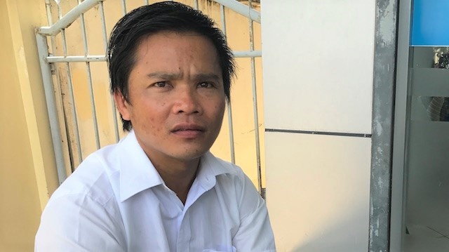 Bao ve ngan hang ke khoanh khac bi cuop chia sung vao nguoi hinh anh