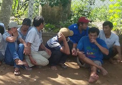 Canh sat dot kich truong ga o Tien Giang, tam giu 25 nguoi hinh anh