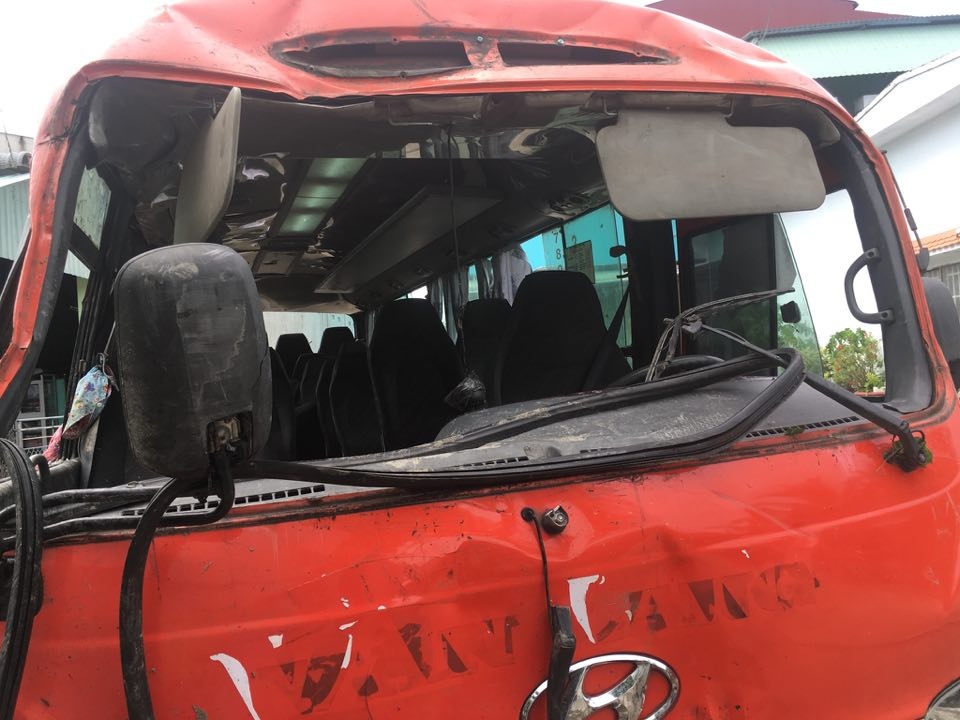 2 nguoi chet, 14 nan nhan bi thuong trong vu lat xe khach hinh anh