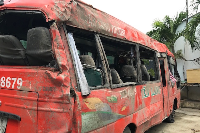 Hanh khach ke thoi diem oto cho gan hai chuc nguoi lat nhao hinh anh