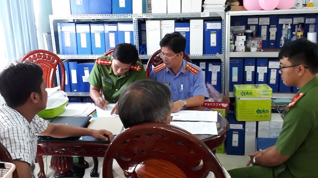 Khoi to 2 can bo So Tai nguyen Moi truong gay that thoat tien ty hinh anh