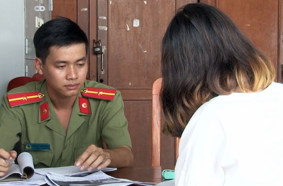 Thieu nu tung tin ke bien thai rach tay quanh truong hoc de cau like hinh anh