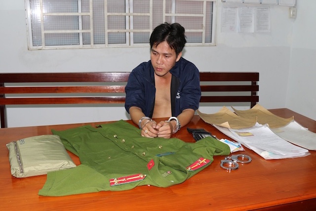 Thanh nien nhieu lan gia canh sat co mat o quan nhau hinh anh