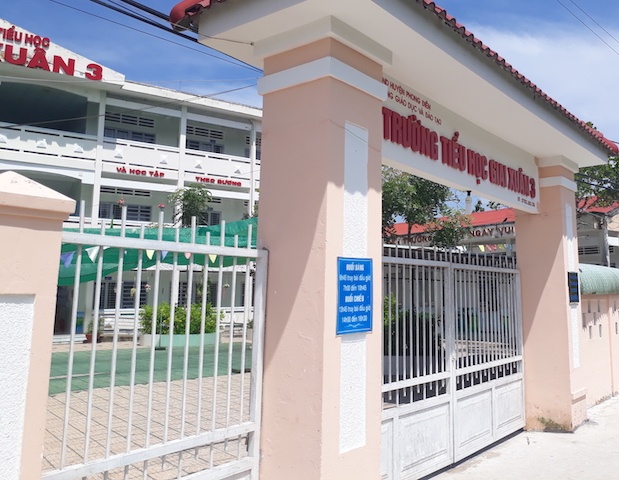 Hang loat giao vien o mien Tay bo day hoc di du lich o Da Nang hinh anh