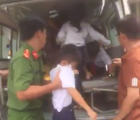 Gan 400 hoc sinh ngo doc sau khi uong sua anh 1