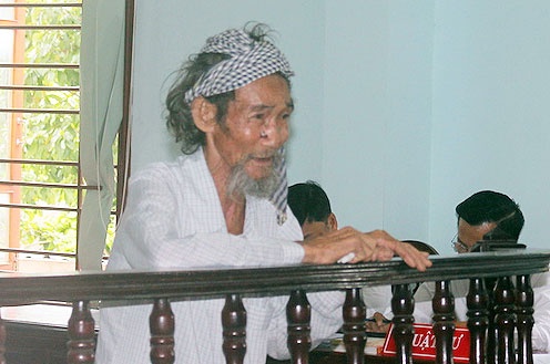 Cha già hầu toà ảnh 1 Cha gia hau toa anh 1