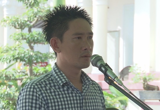 Ga trai vao chua thap huong roi trom xe may hinh anh