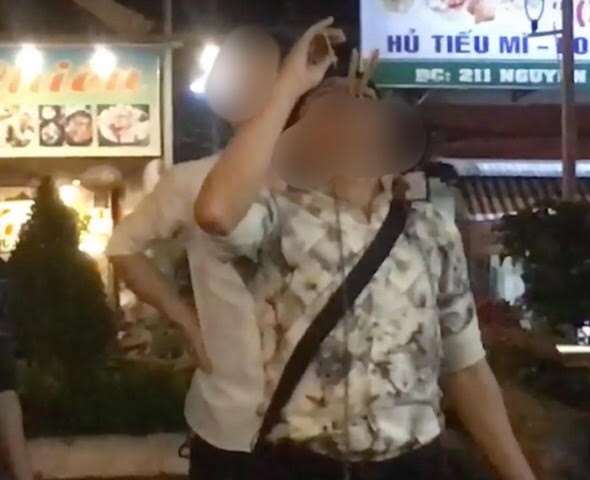 Thung thuc quan khi nuot kiem dien xiec ao thuat hinh anh