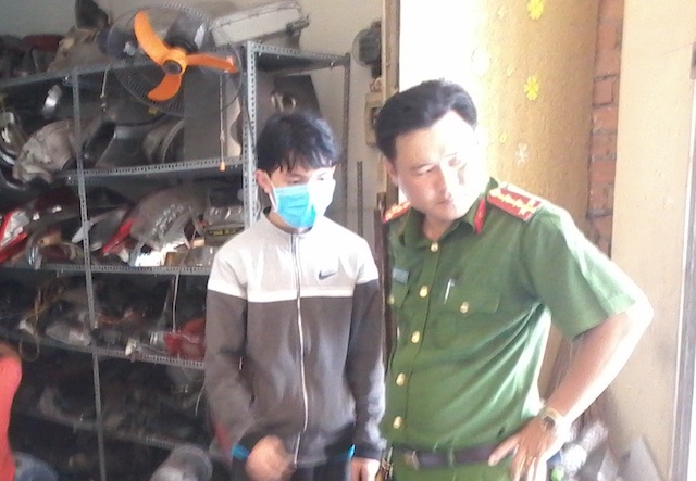 Canh sat mat phuc bat nam thanh nien gay ra 50 vu be kinh oto hinh anh