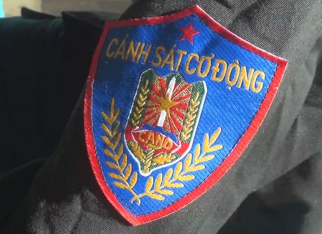 9X bi phat 500.000 dong vi gia canh sat de lay long ban gai hinh anh