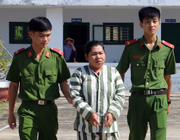 Nguoi phu nu bat coc tre so sinh trong benh vien hinh anh