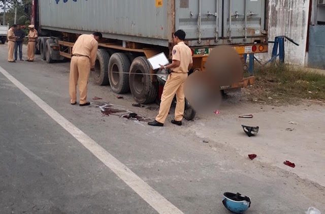 Vo chet chong nguy kich sau cu tong vao duoi xe dau keo dau ven duong hinh anh