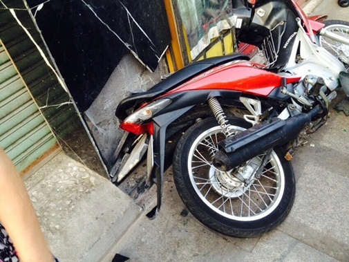 Co gai 21 tuoi o mien Tay lao xe tong nga hai ten cuop tui xach hinh anh