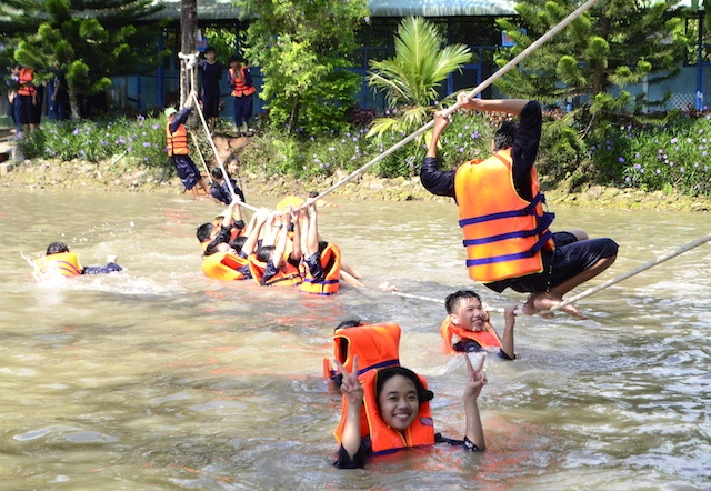 Khu vui choi o mien Tay dong nghit khach ngay nghi Tet hinh anh