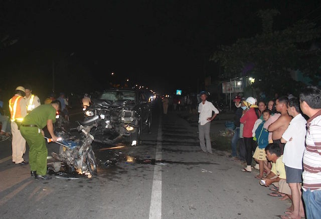 Oto lan trai tong chet doi nam nu 18 tuoi tren quoc lo hinh anh