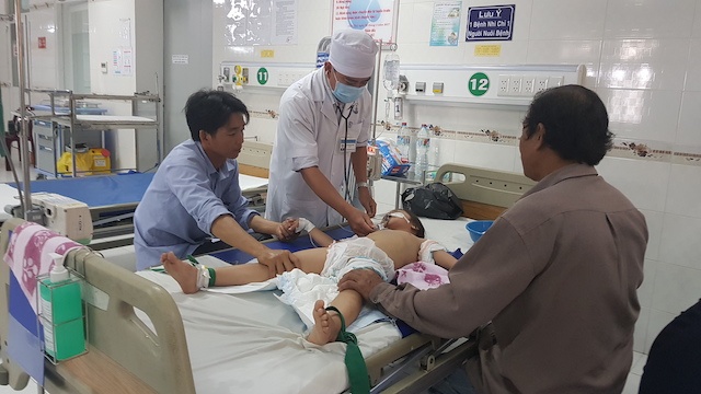 cha dau doc 3 con anh 1