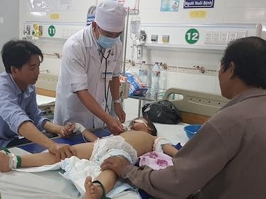 Cha tron thuoc sau vao sua cho 3 con uong hinh anh