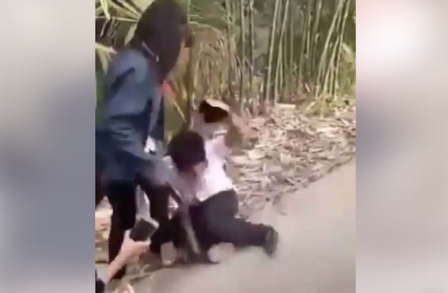 Nhom nu sinh vay danh nam sinh, quay clip dang Facebook hinh anh