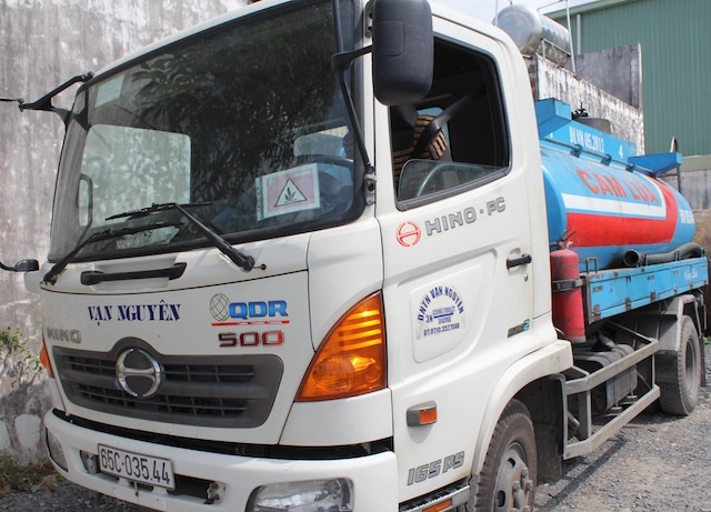 Bat qua tang doanh nghiep bom 9.000 lit xang dom hinh anh