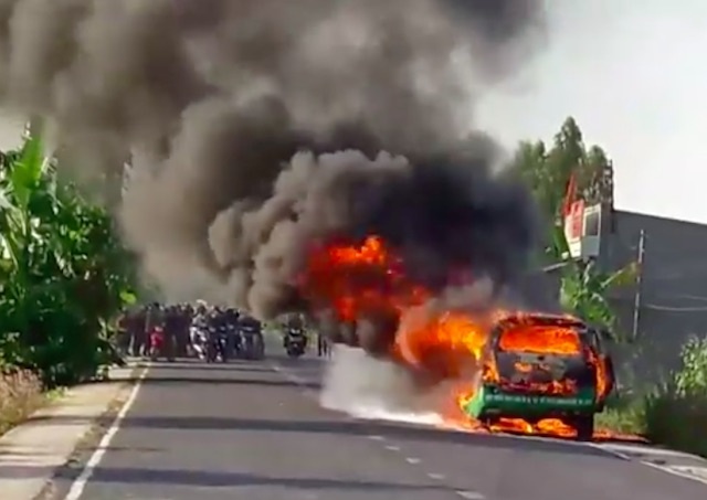 Taxi boc chay du doi, 3 nguoi thoat chet hinh anh