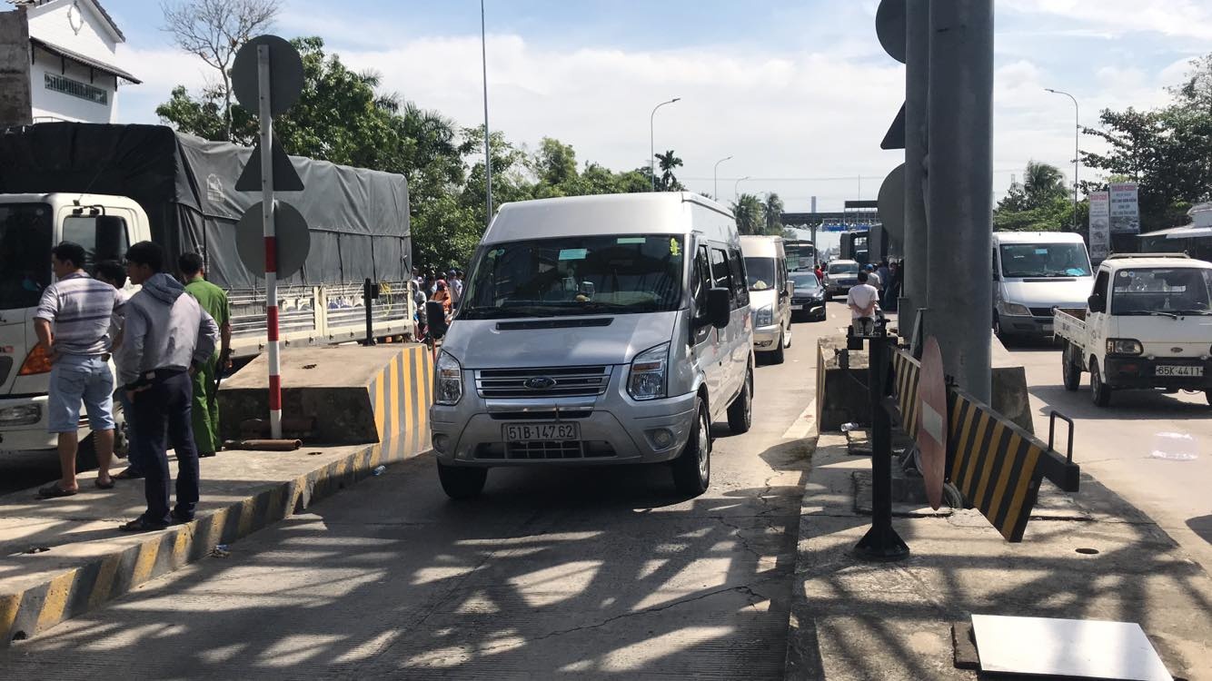 Tai xe tiep tuc phan doi, khong mua ve qua tram BOT T1 hinh anh
