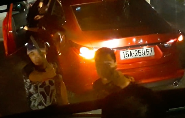 Phat tai xe danh nhau tai ben pha Vam Cong xon xao tren mang hinh anh