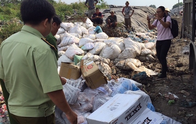 Tieu huy hon 2 tan thuc pham khong ro xuat xu hinh anh