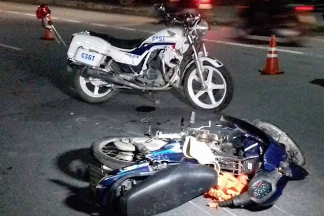 Thiet mang sau va cham voi xe canh sat dang truy duoi nguoi vi pham hinh anh