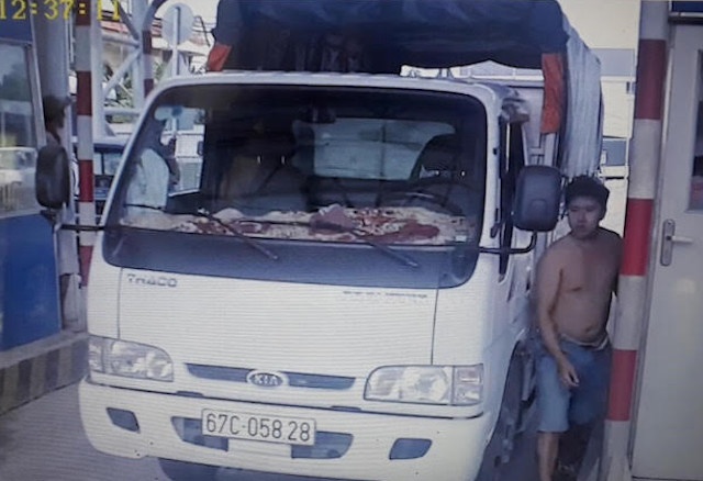 Khoi to tai xe giat dien thoai cua nhan vien tram thu phi T2 o Can Tho hinh anh