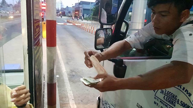 Mien giam phi cho xe tai 3 tram BOT tren quoc lo 1 va 91 hinh anh