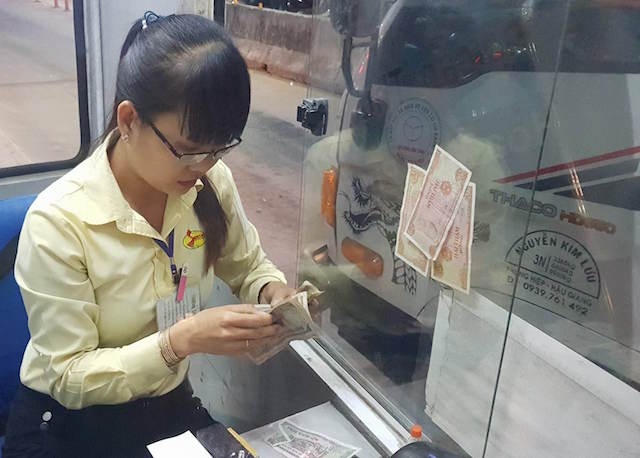 Tra tien le tham nuoc khi qua tram BOT Can Tho - Phung Hiep hinh anh