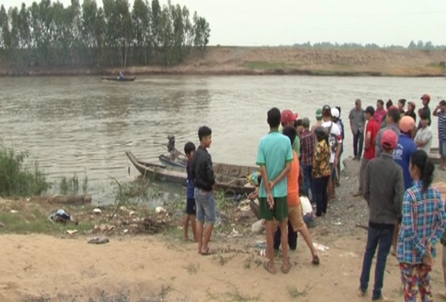 Tim thay thi the be 6 tuoi, 2 tre khac van mat dau hinh anh