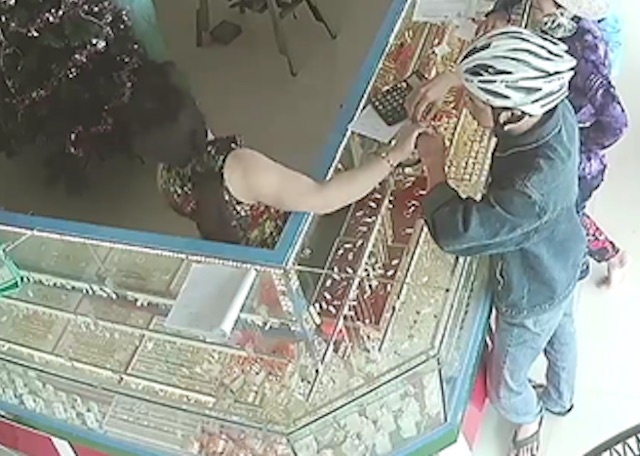 Nam thanh nien bi bat khi vao tiem vang cuop nhan hinh anh