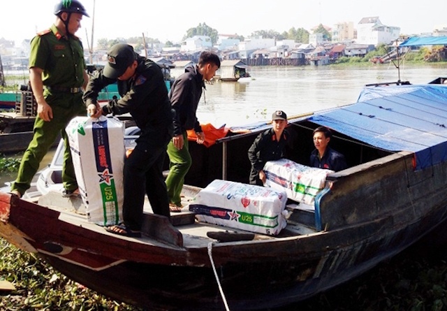 Canh sat bat giu ghe go cho hon 30.000 goi thuoc nhap lau hinh anh