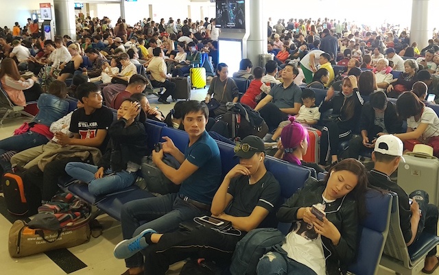 Chieu 30 Tet, Tan Son Nhat dong nghit khach cho bay chuyen cuoi nam hinh anh