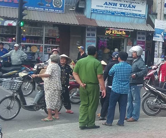Tu vong sau khi cam chai bia dap vao dau hai ban nhau hinh anh