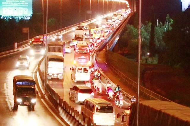 Quoc lo 1 qua Vinh Long un tac nhieu gio hinh anh